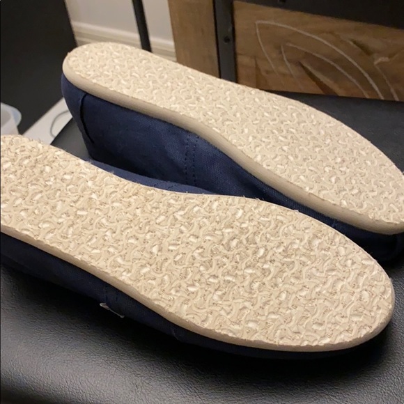 Toms - Picture 3 of 5